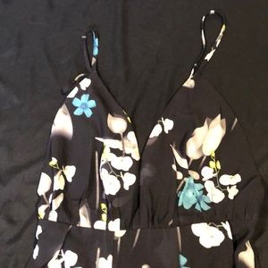 Cute black maxi dress with left Leg slit!